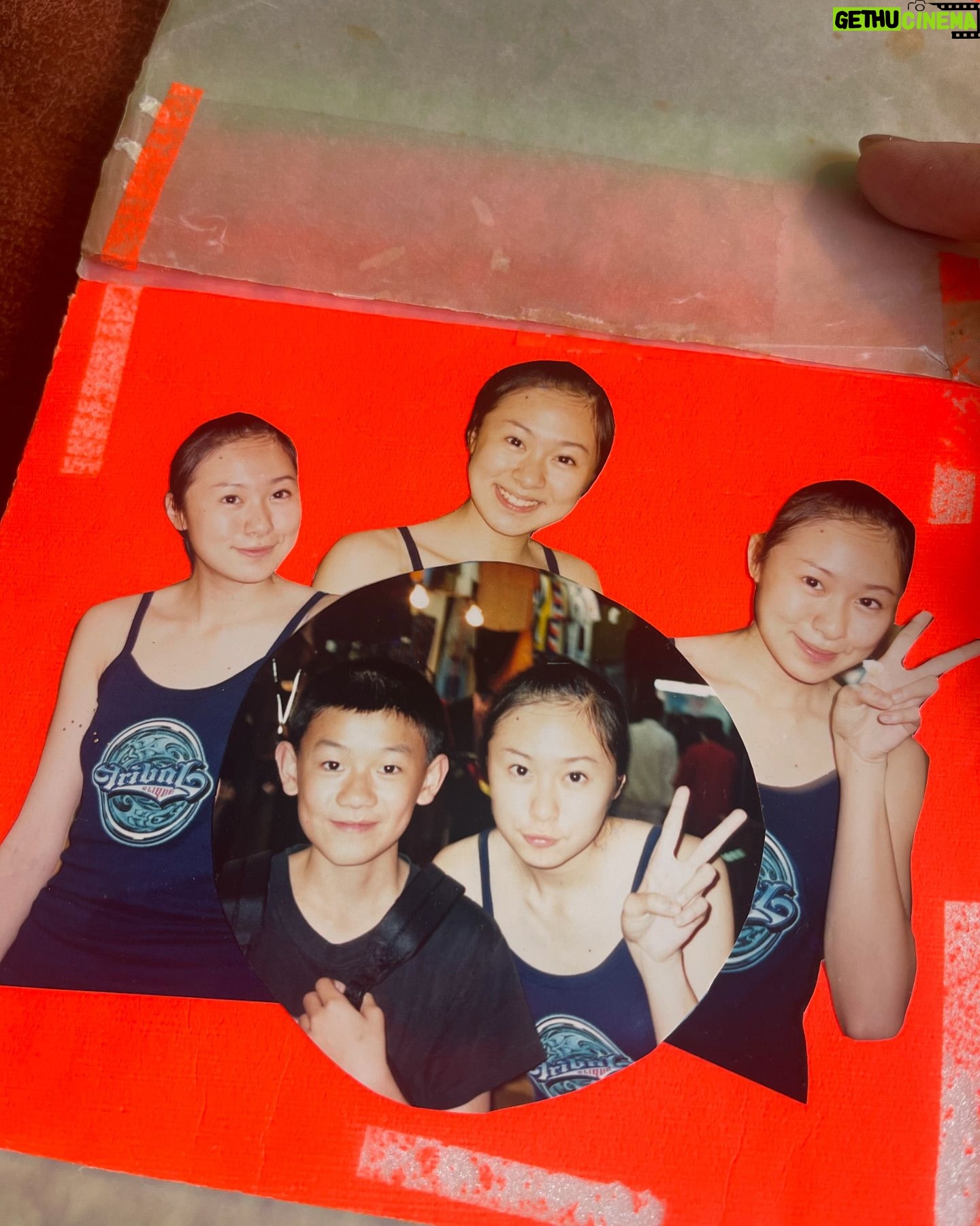 Windie Chang - 1.6K Likes - 23年前出道,彰化的家往返台北已經好多年,記得當時來台北開始就讀大學是住宿舍,還有住過不同的地方,我算是默默念舊的人🫢也默默的把20幾年前粉絲送的手作卡片一直帶在身旁,盡我最大的能力好好收藏著❤️
去年回歸歌手後,有很多人重新認識我,雖然公開的演唱活比較少,但還是都前來支持我❤️看著以前大家一起前來支持我們的團體照,好懷念也很感謝
手作卡片小男孩叫小致,現在應該長成帥氣的大男孩了吧😎也希望照片的大家都一切健康平安,也再次謝謝你們的支持🤗
#4inlove