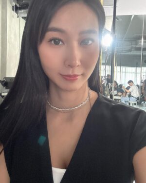 Xenia Chong Instagram - 🖤🖤🖤
分享一下早前的工作照吧🫶🏻
#xeniachong 
#hkig #hkactor
#followme #莊韻澄 
#loveisintheair