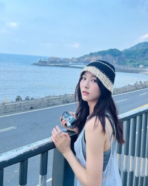 Ya-Gi Lai Instagram - 他說謝謝妳的溫柔，我說謝謝你的真誠。
能看著海發呆果然還是好幸福
想用那天記錄下的美好答覆近期所有問候💙