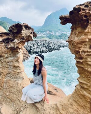 Ya-Gi Lai Instagram - 他說謝謝妳的溫柔，我說謝謝你的真誠。
能看著海發呆果然還是好幸福
想用那天記錄下的美好答覆近期所有問候💙