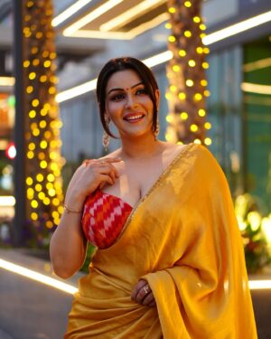Yamini Malhotra Instagram - Baby doll main sone di ✨
.
#saree #sareelove ##sareelover #sareefashion #sareelovers #sareeindia #goldensaree #sareecollection #sareestyle #sareeblouse #sareeblogger #sareeswag #golden