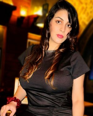 Yamini Malhotra Instagram - Kis kis ka favourite color Black hai aur kis kis ki favourite main hu 😋🥰