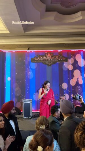 Yamini Malhotra Instagram - Punjabi Raunakan in one of the functions 🤩
For those who don’t understand Punjabi - Main note maang nahi rahi guys 🤣 Note vaar ke jao matlab- Indians kisi ke sir ke upar se note ghuma ke nazar utaar ke vo note waiters aur band walon ko de dete hain- in janab ne shayri mein meri tareefein kar kar ke logon se paise ikatthe kiye they , isliye maine inko bola ye note yahi vaar ke jao aur gareebon ko dedo … but usne chalaki se usmein bhi shayri kar di aur saare note khud rakh liye 🤪
.

.
#punjabisinger #punjabians #punjabi #punjabianchor #delhianchor #delhianchors #delhianchoring #anchoring #femaleemcee #emceedelhi #delhiblogger #gurgaonanchor #gurgaonblogger #gurgaonevents #delhievent #delhievents #delhieventmanagement