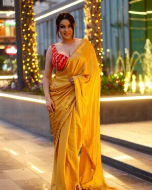 Yamini Malhotra Instagram - Baby doll main sone di ✨
.
#saree #sareelove ##sareelover #sareefashion #sareelovers #sareeindia #goldensaree #sareecollection #sareestyle #sareeblouse #sareeblogger #sareeswag #golden
