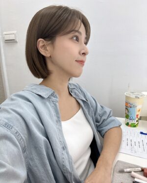 Yan-Pei Su Instagram - 粉絲朋友說喜歡我的側臉，
：是嗎？可是我覺得正臉也不錯啊🫣

#工作