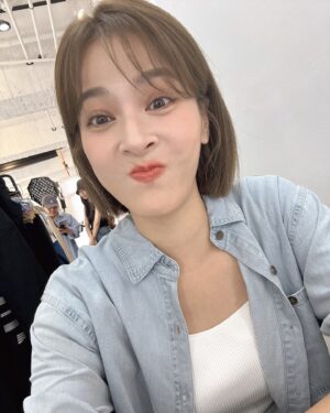 Yan-Pei Su Instagram - 粉絲朋友說喜歡我的側臉，
：是嗎？可是我覺得正臉也不錯啊🫣

#工作