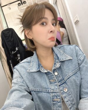 Yan-Pei Su Instagram - 粉絲朋友說喜歡我的側臉，
：是嗎？可是我覺得正臉也不錯啊🫣

#工作
