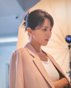 Yan-Pei Su Instagram - 停下，是釋放、盡力靜心復原任何、心靈、放下、於吸收及被需要。
然後有把握的清晰踩著嶄新的腳步出發。

For @amiino_taiwan #安美諾 
妝髮  @qwawa