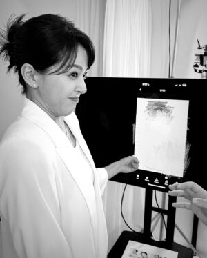 Yan-Pei Su Instagram - 停下，是釋放、盡力靜心復原任何、心靈、放下、於吸收及被需要。
然後有把握的清晰踩著嶄新的腳步出發。

For @amiino_taiwan #安美諾 
妝髮  @qwawa