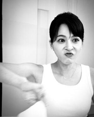 Yan-Pei Su Instagram - 停下，是釋放、盡力靜心復原任何、心靈、放下、於吸收及被需要。
然後有把握的清晰踩著嶄新的腳步出發。

For @amiino_taiwan #安美諾 
妝髮  @qwawa