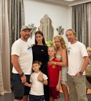 Yana Rudkovskaya Instagram - Тот случай когда дружим семьями и поддерживаем всегда друг друга  с Сашей @aleksandrovechkinofficial  и Настей @nastyashubskaya много лет ❤️