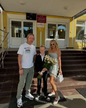 Yana Rudkovskaya Instagram - Сашка - Пятиклашка 📚 Всех школьников поздравляем с Днём знаний и с началом учебного года.  Сил всем нам , терпения и только позитивных эмоций. Впервые в этот день такая погода ! В Московской области 2 сентября - плюс 28 ! Жара 🩵
