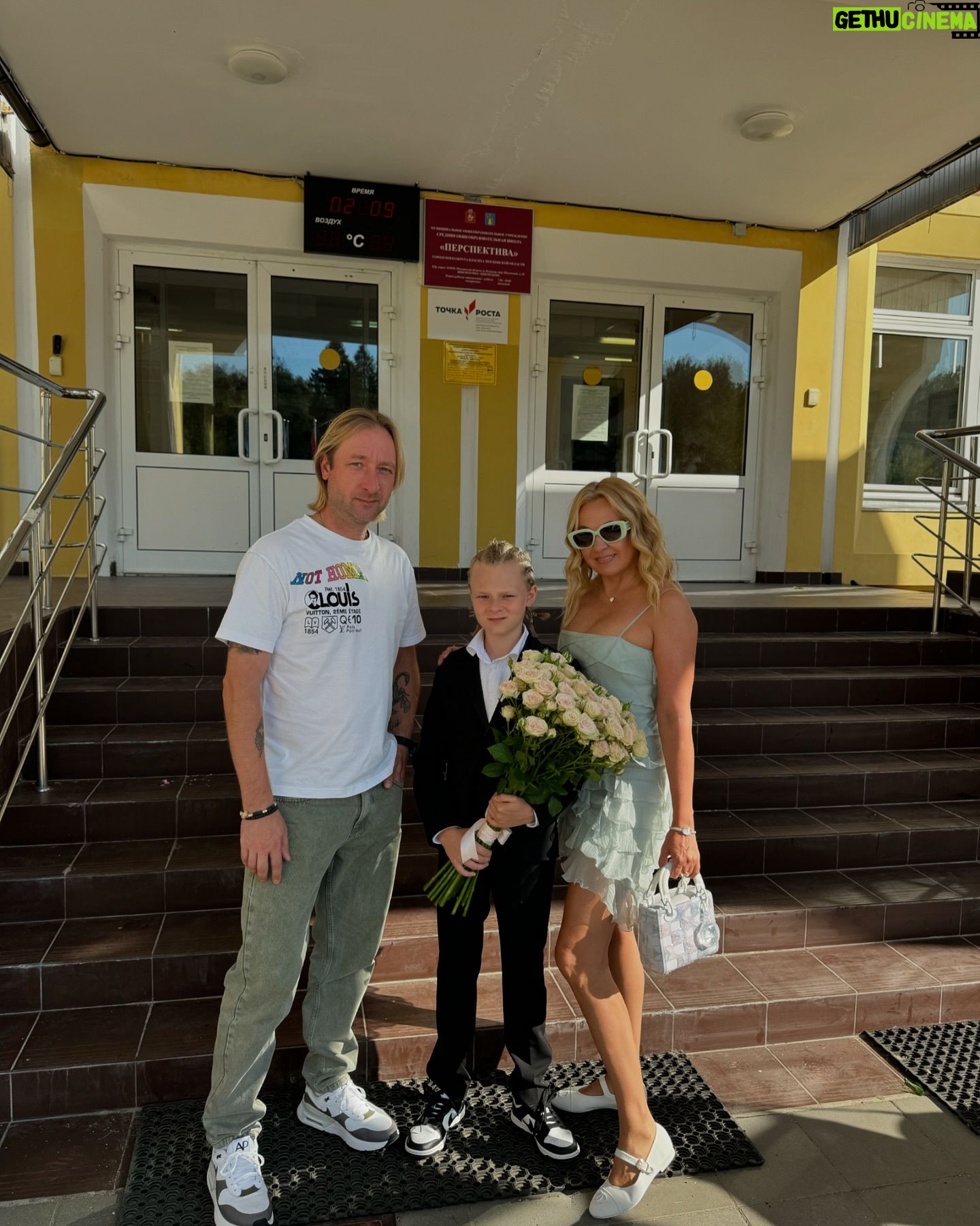 Yana Rudkovskaya - 63K Likes - Сашка - Пятиклашка 📚 Всех школьников поздравляем с Днём знаний и с началом учебного года. Сил всем нам , терпения и только позитивных эмоций. Впервые в этот день такая погода ! В Московской области 2 сентября - плюс 28 ! Жара 🩵