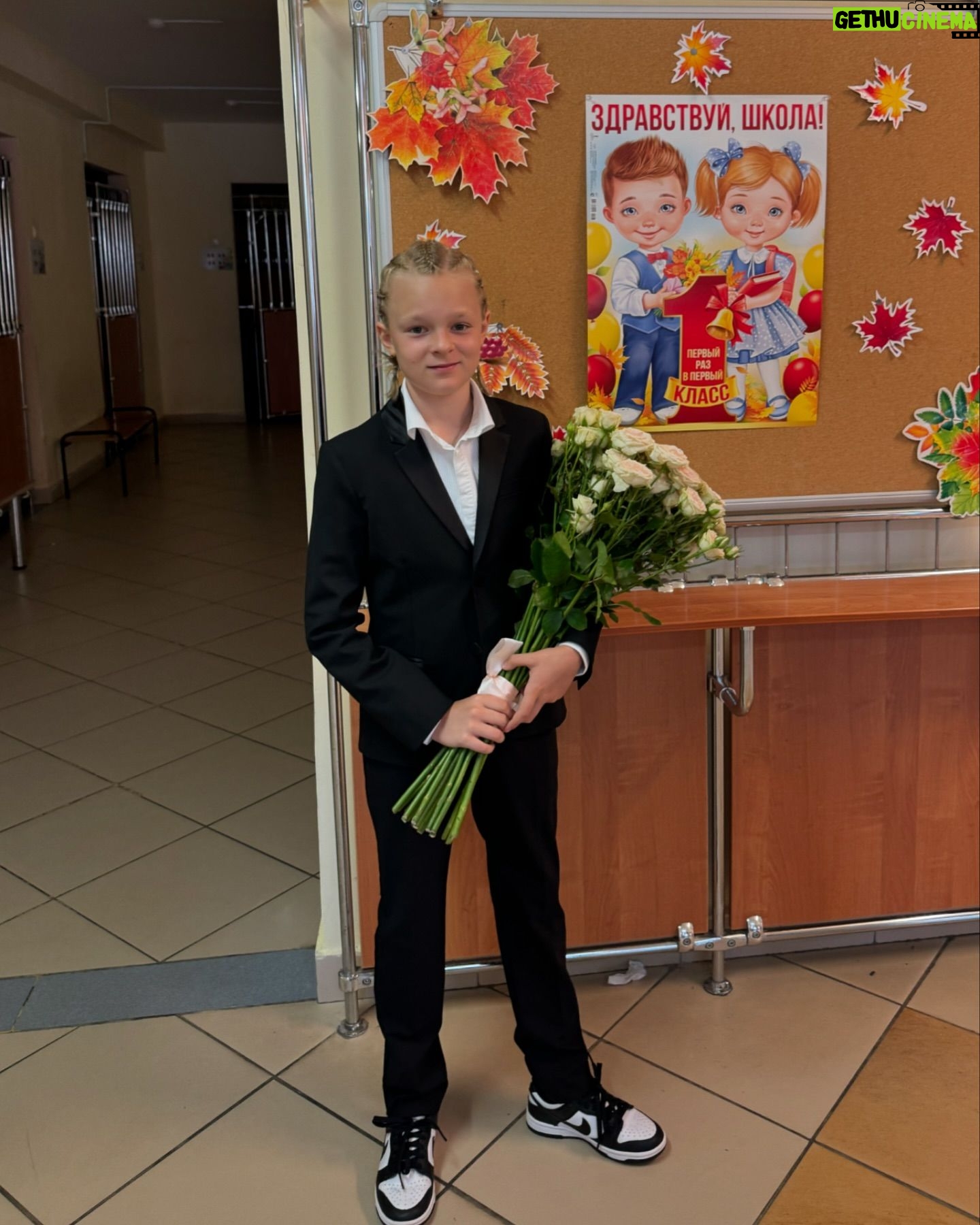 Yana Rudkovskaya - 63K Likes - Сашка - Пятиклашка 📚 Всех школьников поздравляем с Днём знаний и с началом учебного года. Сил всем нам , терпения и только позитивных эмоций. Впервые в этот день такая погода ! В Московской области 2 сентября - плюс 28 ! Жара 🩵
