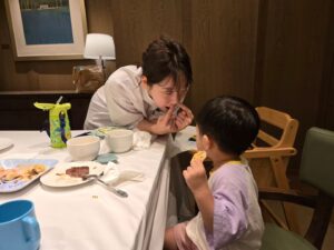 Yang Hee-eun Instagram - 어제...8월24일
남편과 응수 빼고 온가족이
함께 점심을 했다.
내일 새벽 떠나는 식구들 배웅겸,
지원 소원이 뷔페라기에...
잘 들 잡숴 흐뭇했다!!!
#양희은 #양희경 #한승현