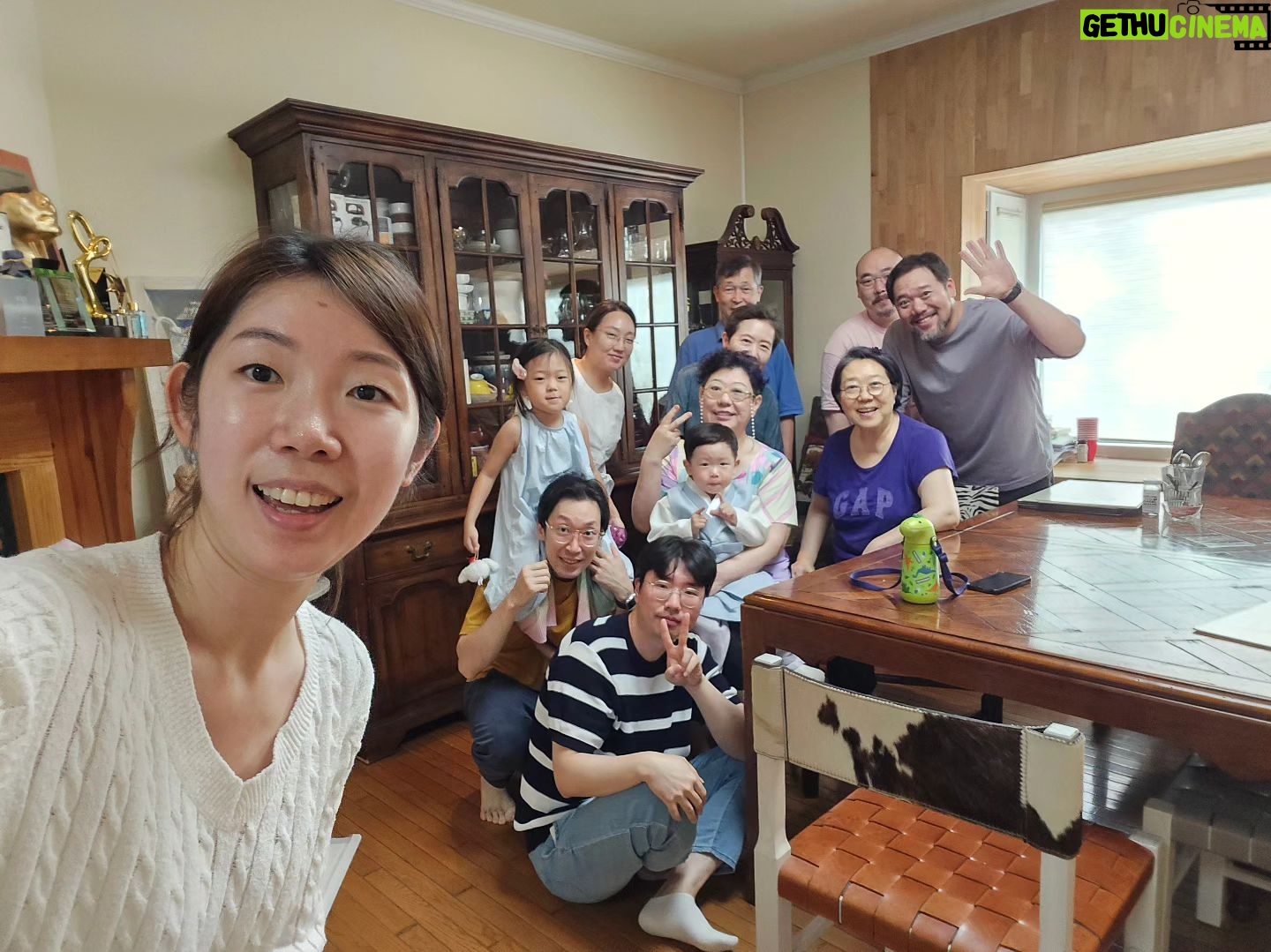 Yang Hee-eun - 3.6K Likes - 엄마 안계신 추석.
친정식구들 다 모여서
맛나게 먹고 잔뜩 싸서
들려 보냈다.
#양희은 #양희경