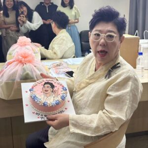 Yang Hee-eun Instagram - 1주일 늦어 미안하다며
아름다운 케잌과 함께
Ch.A '28청춘'식구들이
축하를 해 주었다.
고맙다/이 마음들이 어디냐?
28청춘은 제가 진행하고
매주 토요일 아침7시에
방영되는 건강프로입니다.
#양희은 #28청춘