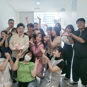 Yang Hee-eun Instagram - 1주일 늦어 미안하다며
아름다운 케잌과 함께
Ch.A '28청춘'식구들이
축하를 해 주었다.
고맙다/이 마음들이 어디냐?
28청춘은 제가 진행하고
매주 토요일 아침7시에
방영되는 건강프로입니다.
#양희은 #28청춘