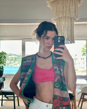 Yaprak Medine Instagram - bugün de bu kadar suratsızım işte.