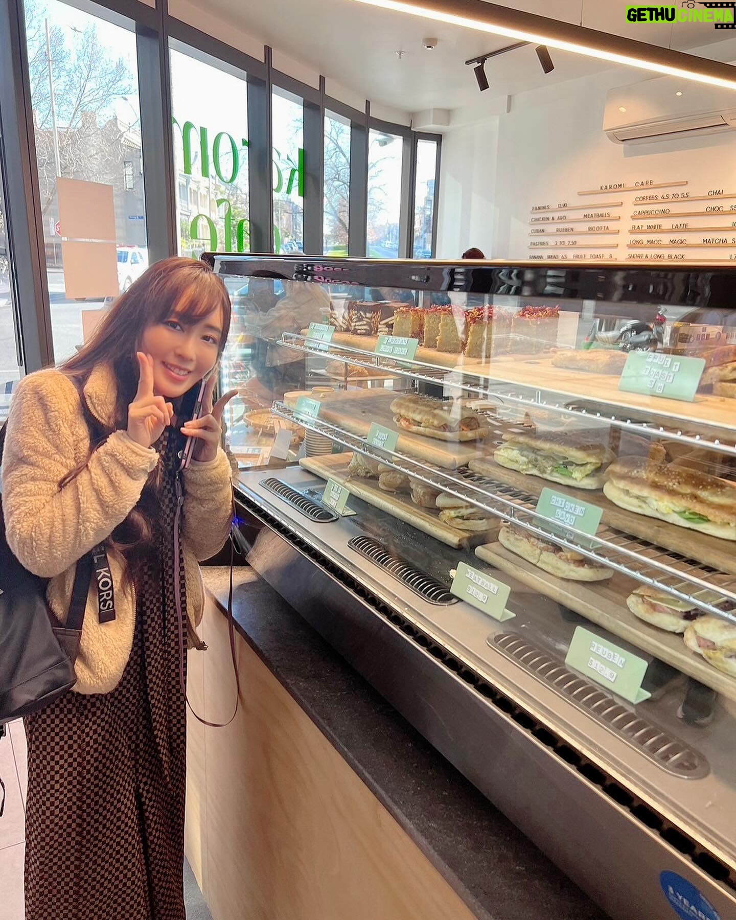 Yoko Hikasa - 7.7K Likes - 🖐️
土曜日は
朝カフェでテイクアウェイしてピクニック🧺
博物館と大聖堂見てお仕事したあと
マリナとサンセットビーチ!
写真逆詐欺のめちゃでかご飯食べて
お散歩して現地スーパー寄って観覧車乗りました✨
#走る走るおれたち
#マリナカメラがあると走り出すわたし