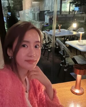 Yoo Ah-jin Instagram - .
.핑크핑크가 눈에들어오는 나이인가?👗
.과거에 어릴쩍 사진을보면 .. 돌아가고싶은데 😖😎😉🤭
지금모습도 무한데로 사랑해죠야지 .. 시간아 멈춰라 ㅎㅎ힛
A bright... hot pink jacket day