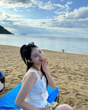 Yoo Hye-In Instagram - ☀️✨💛