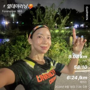 Yoon Se-a Instagram - #추석
삼일 내내 흡입한 송편, 식혜 흩뿌리러 나갔다가..
좀전에 먹은 떡국에 옆구리 치여 혼쭐났다는 밤러닝!!
아직도 남아있는 한여름 더위야. 
이제 좀 갈길 가주자! 
#🔥 #탄천 #러닝 #부글부글♨️