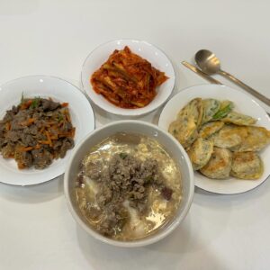 Yoon Se-a Instagram - #추석
삼일 내내 흡입한 송편, 식혜 흩뿌리러 나갔다가..
좀전에 먹은 떡국에 옆구리 치여 혼쭐났다는 밤러닝!!
아직도 남아있는 한여름 더위야. 
이제 좀 갈길 가주자! 
#🔥 #탄천 #러닝 #부글부글♨️