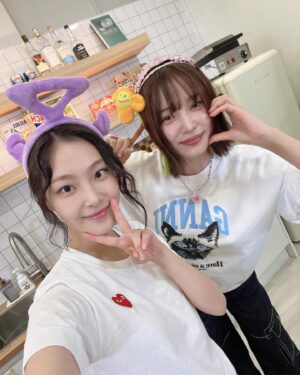 Yoon So-hee Instagram - 뭐 했게요 
@sarament_official 스테이지에서 봐요!

Guess what!