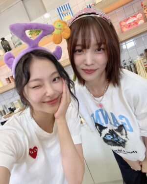 Yoon So-hee Instagram - 뭐 했게요 
@sarament_official 스테이지에서 봐요!

Guess what!