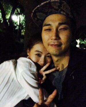 Yoon Soy Instagram - 10년이란 시간동안 함께했습니다..
인생에서 의미있는 가치가 무엇인지..무한한 믿음이 무엇인지..
알게해준 단하나의 소중한 인연..
내 베프이자 동료이자 사랑하는 남편..
사랑합니다..
#10주년#사랑#가족#남편#친구에서연인으로#연인에서부부로
#부부에서부모로#일상속특별함