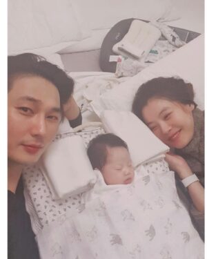 Yoon Soy Instagram - 10년이란 시간동안 함께했습니다..
인생에서 의미있는 가치가 무엇인지..무한한 믿음이 무엇인지..
알게해준 단하나의 소중한 인연..
내 베프이자 동료이자 사랑하는 남편..
사랑합니다..
#10주년#사랑#가족#남편#친구에서연인으로#연인에서부부로
#부부에서부모로#일상속특별함