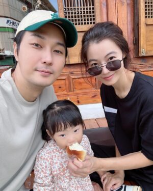 Yoon Soy Instagram - 10년이란 시간동안 함께했습니다..
인생에서 의미있는 가치가 무엇인지..무한한 믿음이 무엇인지..
알게해준 단하나의 소중한 인연..
내 베프이자 동료이자 사랑하는 남편..
사랑합니다..
#10주년#사랑#가족#남편#친구에서연인으로#연인에서부부로
#부부에서부모로#일상속특별함