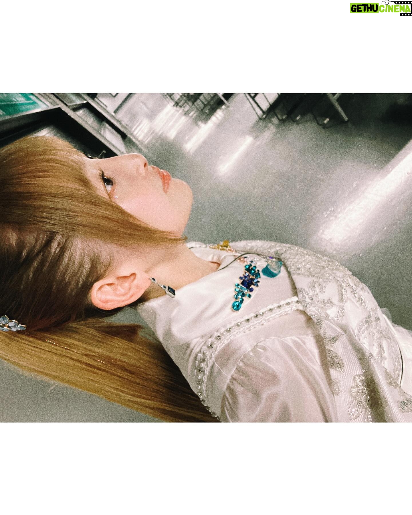Yoshino Nanjo - 9.6K Likes - Animelo Summer Live 2024 -Stargazer-
2024/09/01
さいたまスーパーアリーナ
・・・
アニサマでした〜!
fripSideコラボ Secret Operation
グリザイアメドレー
(サヨナラの惑星アニサマver.〜涙流るるまま)
閃 -Sen-
衣装はfripとのコラボもあったのでSecret Operationでの衣装でした!
この髪色の明るさでのロングポニテはひょっとして初??やっぱロングはテンションあがりますね!
ケア大変すぎて地毛でのばすのは無理だけど😂
もちろん嘘毛です!!
アンコール衣装は、また可愛いジャンスカ作ってもらいました〜!ジャニトラツアーの時の色違いです🥳🌿
久々のアニサマでしたが、見知ったお顔がたくさんでおしゃべりするのに時間が足りないくらいでした〜笑
みなさんとのお写真も!
📸まずはダンサーさん!
MaiMaiとMarinoさん!
かっこいい閃 -Sen-をありがとうございました!
まいまいはベストの下にNツアーTシャツ仕込んでくれてた🤣
📸コラボした現fripのひーちゃんとまおまお〜
どんどん進化してく2人のステージカッコ良かったですねー!コラボも楽しかった〜!satさんとバンドさんと写真撮るのすっかり忘れてました😇
#阿部寿世 ちゃん
#上杉真央 ちゃん
#fripSide
📸みのりん✨
美しかった〜!カッコ良かった〜!可愛かった〜👼
みのりんいてくれて本当に癒されたし安心できました〜!一緒の日で嬉しかったなあ!
#茅原実里 さん
📸ともちゃん!
久しぶりに会えて嬉しかった〜!
いつも元気なともちゃんはエネルギーに満ち満ちてて、大きな存在に思えてるから、並んだ時に自分より小柄さんだったことに改めて驚きを隠せなかった🤣昨日も元気もらったーーーっっ!
#黒沢ともよ ちゃん
📸しょーたくん
写真撮りましょーって言ってくれたんだけど(ありがとう🙏)あまりにも美しすぎたのでアー写っぽく撮ろうよ〜って提案したところめっちゃ乗ってくれて楽しかった笑 いやわたしも笑顔じゃないので撮れば良かった!!!
#蒼井翔太 くん
📸姉妹ず😇にゃーちゃん美春ちゃん
可愛い姉妹が移動してたので誘拐して写真撮ってきました笑 言うことハモるし笑い方おんなじだしで可愛すぎまして、ご両親に感謝をお伝えくださいとコメントするただの変な人になってしまいましたありがとう尊いよ‥
#鈴木愛奈 ちゃん
#花井美春 ちゃん
📸ゆーまくん
りなちゃんが可愛いって話とff14の話をずっとしていました笑
#内田雄馬 くん
タイミング悪くスマホ持ってなくて写真とれなかったけど、(土屋)李央ちゃんともお話できて楽しかった〜✨
ステージもとにかく熱くて、アニサマはずっとこの熱量なんだなあとしみじみしてしまいました。
TRUEさんがオールラインナップ前の整列中に、夏が終わっちゃったなぁってポツリと言っていたのがお綺麗で儚くてなんとも印象的でした。
次はABEMAアニメ祭り「上坂すみれプレゼンツ大人女子博」かな?!どんなイベントになるんだろー笑 たのしみ!
おまけ
まいまいとメイクのことみさんが笑いながらなんか撮ってるなーと思ったらこれ笑
・・・
ヘアメイク @1129kotomi ことみさん
スタイリスト 前田千佳子さん