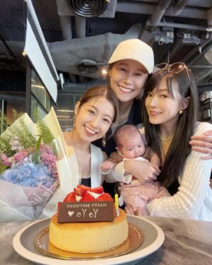 Yoyo Chen Instagram - 今年多了一位小美人和我慶祝
我們仨變成我們伵了🤭🤭♥️♥️
@shi_ga @wongtsuiyu 

#loveyo
#小星星 
#點解你咁可愛 
#被打了一拳 😂