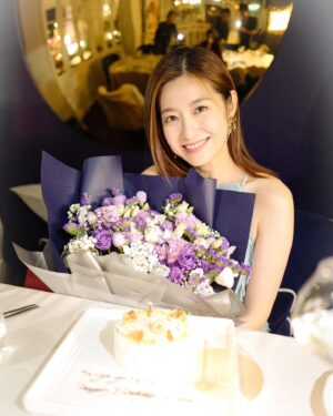 Yoyo Chen Instagram - 充滿歡樂的一個晚上
感謝你們為我慶生🎂♥️
謝謝 @christywo_official  @josephrodricklaw 
送我的生日驚喜✨
已經被愛包圍着
太幸福了！🥰🥰
@wongtsuiyu @edwinsiu @benontheroad @_bowiecheung 

#loveyo
#happybirthday 
#wearefriendsforlife