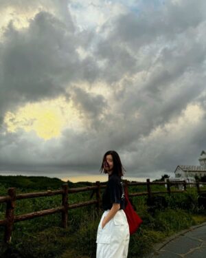 Yu Seon Instagram - 노을을 찾아서.. 
저녁마다 찾아다닌 제주의 #노을맛집 ^^ 
여행의 백미는 sunset!! 이지요!! 
하늘이 장엄해지는 시간..
경이로운 아름다움에 경건해지는 시간.. ♡

마지막 영상은 사진 속 풍경의 색채가.. 
편집이 아니라는  증거!!^^ 
제일 좋았던 샛별오름의 노을👍 

다음 주엔 드디어 개학!!이네~~ ㅋㅋ 
수고한 나를 칭찬해👏👏👏😆😁 
긴 여름방학의 끝자락_ 

#섭지코지 
#구엄리돌염전
#샛별오름