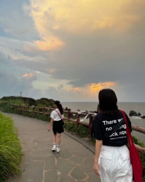 Yu Seon Instagram - 노을을 찾아서.. 
저녁마다 찾아다닌 제주의 #노을맛집 ^^ 
여행의 백미는 sunset!! 이지요!! 
하늘이 장엄해지는 시간..
경이로운 아름다움에 경건해지는 시간.. ♡

마지막 영상은 사진 속 풍경의 색채가.. 
편집이 아니라는  증거!!^^ 
제일 좋았던 샛별오름의 노을👍 

다음 주엔 드디어 개학!!이네~~ ㅋㅋ 
수고한 나를 칭찬해👏👏👏😆😁 
긴 여름방학의 끝자락_ 

#섭지코지 
#구엄리돌염전
#샛별오름