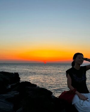 Yu Seon Instagram - 노을을 찾아서.. 
저녁마다 찾아다닌 제주의 #노을맛집 ^^ 
여행의 백미는 sunset!! 이지요!! 
하늘이 장엄해지는 시간..
경이로운 아름다움에 경건해지는 시간.. ♡

마지막 영상은 사진 속 풍경의 색채가.. 
편집이 아니라는  증거!!^^ 
제일 좋았던 샛별오름의 노을👍 

다음 주엔 드디어 개학!!이네~~ ㅋㅋ 
수고한 나를 칭찬해👏👏👏😆😁 
긴 여름방학의 끝자락_ 

#섭지코지 
#구엄리돌염전
#샛별오름