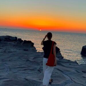 Yu Seon Instagram - 노을을 찾아서.. 
저녁마다 찾아다닌 제주의 #노을맛집 ^^ 
여행의 백미는 sunset!! 이지요!! 
하늘이 장엄해지는 시간..
경이로운 아름다움에 경건해지는 시간.. ♡

마지막 영상은 사진 속 풍경의 색채가.. 
편집이 아니라는  증거!!^^ 
제일 좋았던 샛별오름의 노을👍 

다음 주엔 드디어 개학!!이네~~ ㅋㅋ 
수고한 나를 칭찬해👏👏👏😆😁 
긴 여름방학의 끝자락_ 

#섭지코지 
#구엄리돌염전
#샛별오름