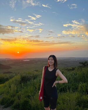 Yu Seon Instagram - 노을을 찾아서.. 
저녁마다 찾아다닌 제주의 #노을맛집 ^^ 
여행의 백미는 sunset!! 이지요!! 
하늘이 장엄해지는 시간..
경이로운 아름다움에 경건해지는 시간.. ♡

마지막 영상은 사진 속 풍경의 색채가.. 
편집이 아니라는  증거!!^^ 
제일 좋았던 샛별오름의 노을👍 

다음 주엔 드디어 개학!!이네~~ ㅋㅋ 
수고한 나를 칭찬해👏👏👏😆😁 
긴 여름방학의 끝자락_ 

#섭지코지 
#구엄리돌염전
#샛별오름