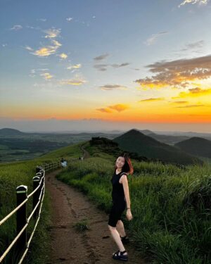 Yu Seon Instagram - 노을을 찾아서.. 
저녁마다 찾아다닌 제주의 #노을맛집 ^^ 
여행의 백미는 sunset!! 이지요!! 
하늘이 장엄해지는 시간..
경이로운 아름다움에 경건해지는 시간.. ♡

마지막 영상은 사진 속 풍경의 색채가.. 
편집이 아니라는  증거!!^^ 
제일 좋았던 샛별오름의 노을👍 

다음 주엔 드디어 개학!!이네~~ ㅋㅋ 
수고한 나를 칭찬해👏👏👏😆😁 
긴 여름방학의 끝자락_ 

#섭지코지 
#구엄리돌염전
#샛별오름