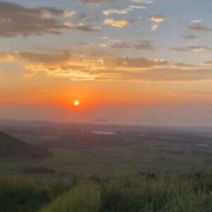Yu Seon Instagram - 노을을 찾아서.. 
저녁마다 찾아다닌 제주의 #노을맛집 ^^ 
여행의 백미는 sunset!! 이지요!! 
하늘이 장엄해지는 시간..
경이로운 아름다움에 경건해지는 시간.. ♡

마지막 영상은 사진 속 풍경의 색채가.. 
편집이 아니라는  증거!!^^ 
제일 좋았던 샛별오름의 노을👍 

다음 주엔 드디어 개학!!이네~~ ㅋㅋ 
수고한 나를 칭찬해👏👏👏😆😁 
긴 여름방학의 끝자락_ 

#섭지코지 
#구엄리돌염전
#샛별오름
