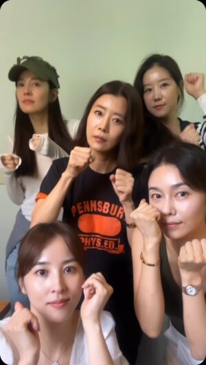 Yu Seon Instagram - -
15년지기들🤍 단체 릴스는 처음이지?
애쓴다 애써ㅋㅋ