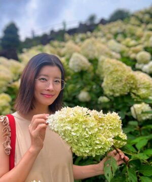 Yu Seon Instagram - #송당동화마을 
좋아하는 수국이 가득한 정원
꽃이 가득한 풍경을 보면..
막 설레이는 나이니까~!ㅎㅎ
나만 신나게 찍고.. 
아이는 지브리샵 으로 신나게 총총~~!!🤣🤣 

여기 별다방이 유명하지만..
성이시돌 목장에서 맛 보고 반한.. 
우유 아이스크림 먹으러.. 
#미스터밀크 😋