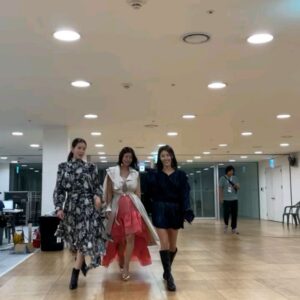 Yu Seon Instagram - 정말 눈부시게 아름다웠던..
까이에쇼 @cahiers_official 
디자이너의 고민과 정성, 노력이 
너무 느껴졌던.. 멋진 쇼!! 
자랑스럽구나 친구야♡♡ @cahiers_kimayoung

만나면 행복한 태란언니♡♡ 
오랜만에 반가운 윤지와는..
밥 한번 먹자던 늦은 약속 지키러..
에프터런치^^ 

이렇게 꾸미고 만나니..
새롭고 신나서.. 
우리끼리 워킹!! ㅋㅋ😂😂
#2025서울패션위크 #까이에