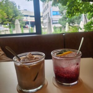 Yu Seon Instagram - 정말 눈부시게 아름다웠던..
까이에쇼 @cahiers_official 
디자이너의 고민과 정성, 노력이 
너무 느껴졌던.. 멋진 쇼!! 
자랑스럽구나 친구야♡♡ @cahiers_kimayoung

만나면 행복한 태란언니♡♡ 
오랜만에 반가운 윤지와는..
밥 한번 먹자던 늦은 약속 지키러..
에프터런치^^ 

이렇게 꾸미고 만나니..
새롭고 신나서.. 
우리끼리 워킹!! ㅋㅋ😂😂
#2025서울패션위크 #까이에