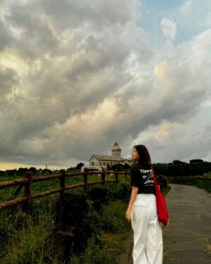Yu Seon Instagram - 노을을 찾아서.. 
저녁마다 찾아다닌 제주의 #노을맛집 ^^ 
여행의 백미는 sunset!! 이지요!! 
하늘이 장엄해지는 시간..
경이로운 아름다움에 경건해지는 시간.. ♡

마지막 영상은 사진 속 풍경의 색채가.. 
편집이 아니라는  증거!!^^ 
제일 좋았던 샛별오름의 노을👍 

다음 주엔 드디어 개학!!이네~~ ㅋㅋ 
수고한 나를 칭찬해👏👏👏😆😁 
긴 여름방학의 끝자락_ 

#섭지코지 
#구엄리돌염전
#샛별오름