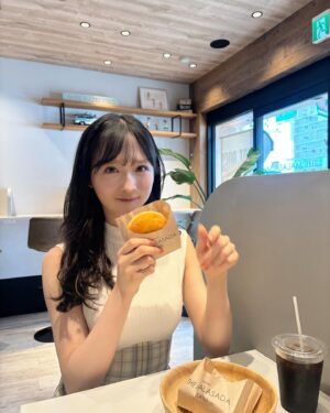 Yui Oguri Instagram - 髪伸びちゃった🫢✨

カフェでは絶対アイスコーヒー☕️

#themalasadatokyo#donuts#MALASADA
#恋詰んじゃった
#ロングヘア