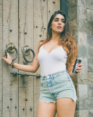 Yukti Thareja Instagram - 💎🌃👑💸🕯️🌠🥀♥️

📸: @deepak_das_photography